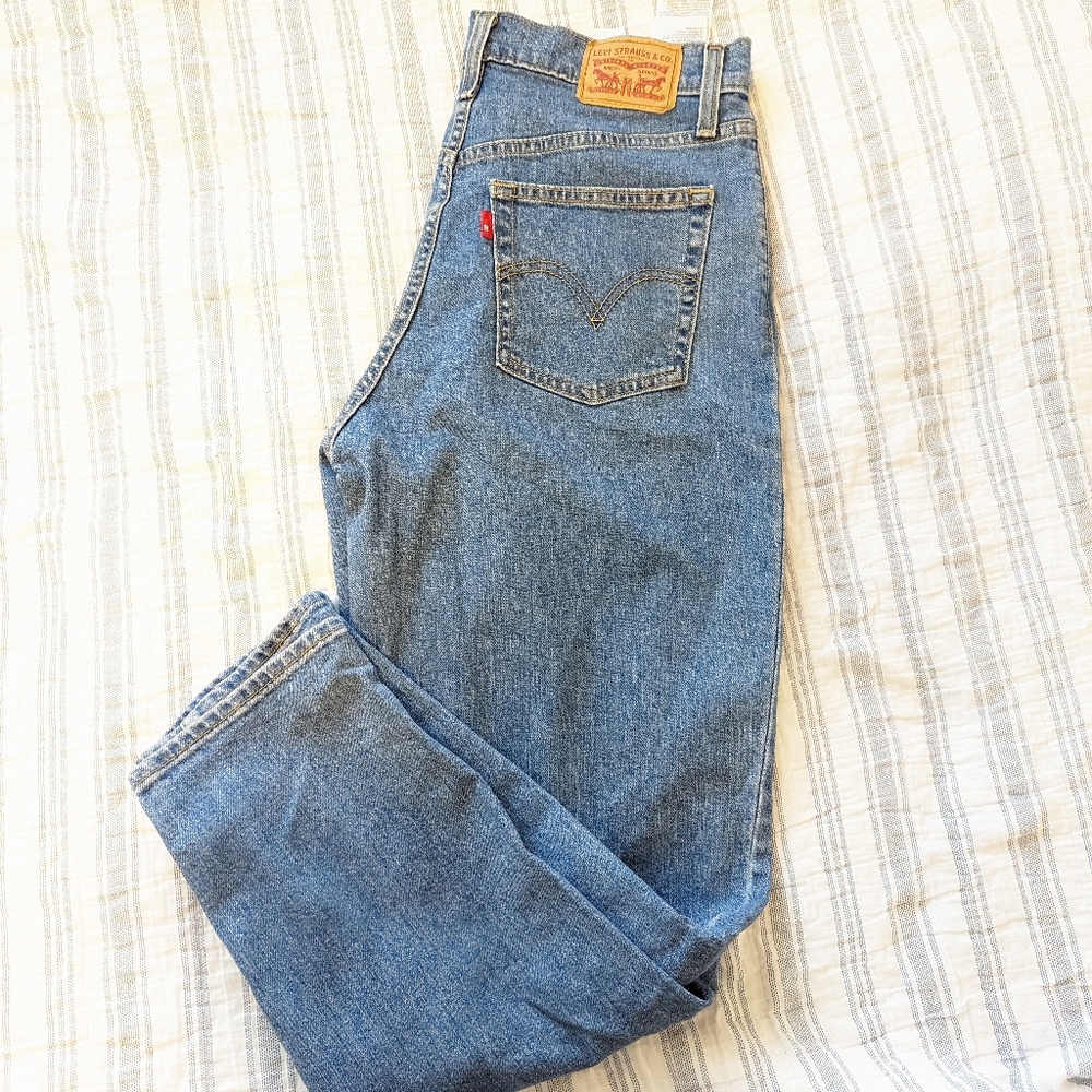 Levi's High Waist Taper Size 28
